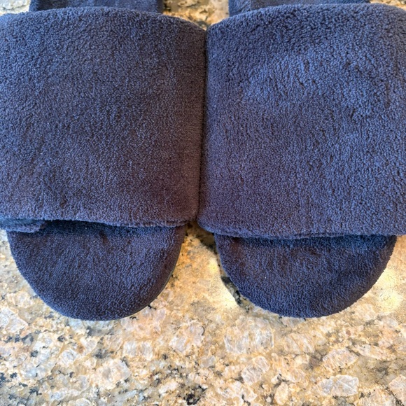 Vionic slippers - Picture 2 of 7
